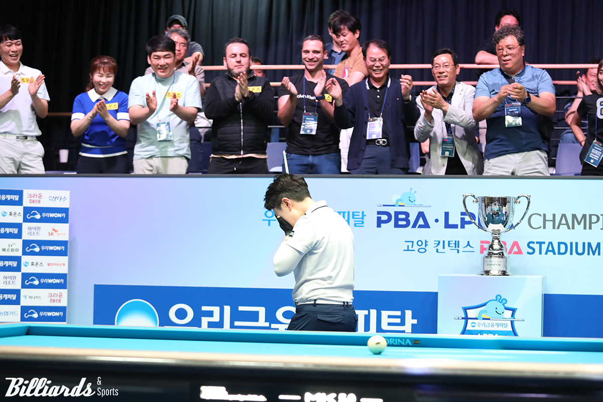 김세연은 소속 팀 선수들과 구단 관계자들의 응원을 받으며 어렵게 우승을 차지한 뒤 얼굴을 감싸쥐고 눈물을 흘렸다.