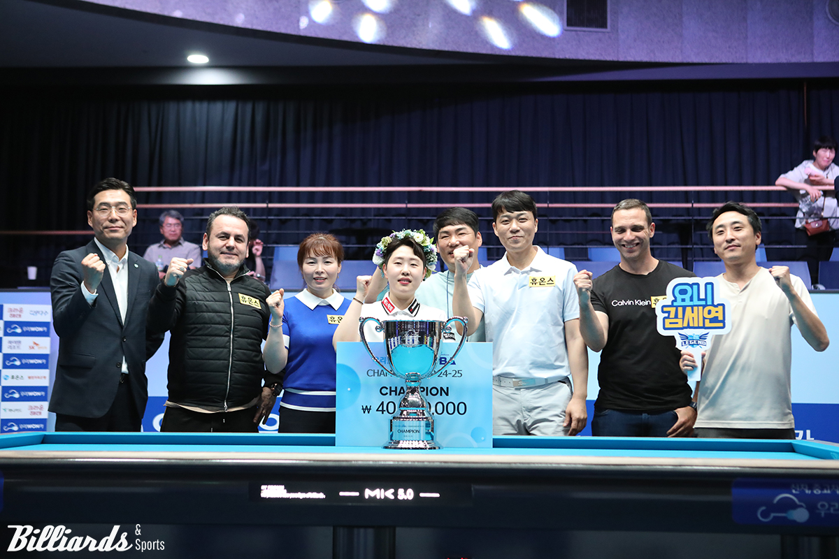 김세연의 우승을 기념하는 휴온스 구단 관계자들과 선수들. 