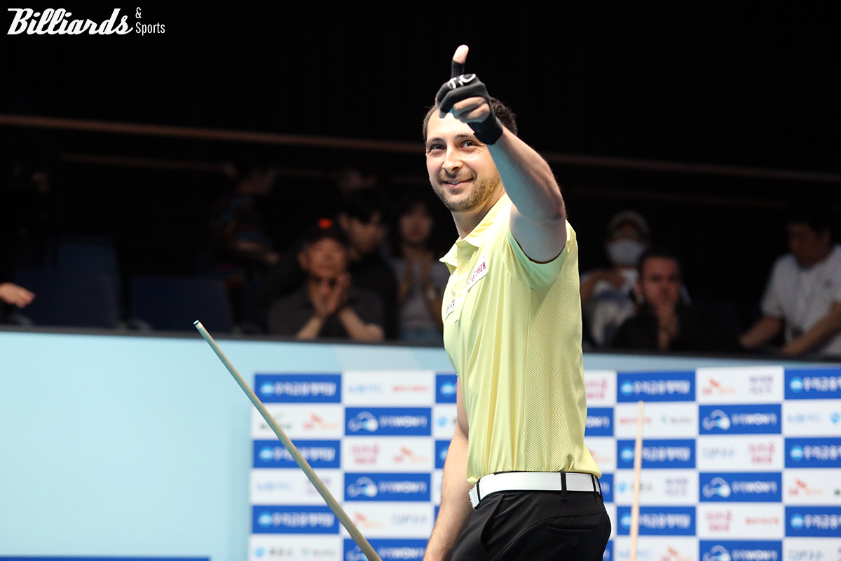 8강전 승리 후 엄지를 들고 있는 마르티네스.