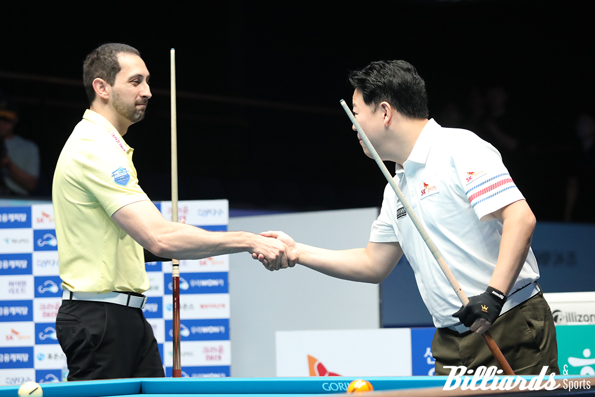 준결승전 경기를 앞두고 악수를 나누는 다비드 마르티네스와 강동궁.