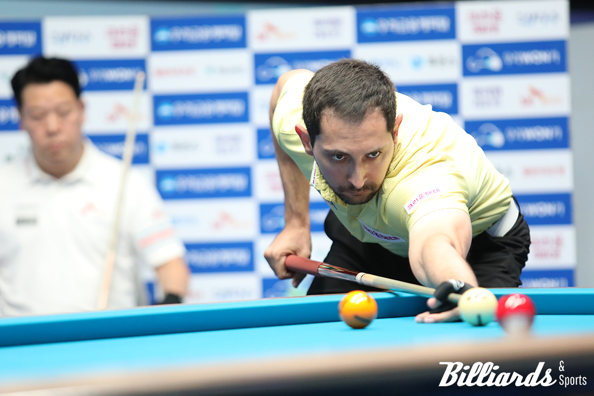 강동궁과 준결승 대결 중인 다비드 마르티네스.