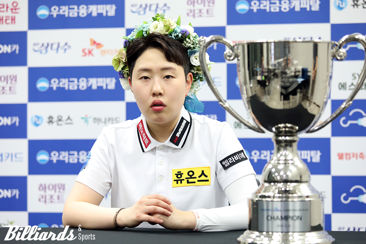프로당구 LPBA 투어 시즌 개막전에서 우승을 차지한 김세연이 승리의 화관을 머리에 쓰고 우승 소감을 말하고 있다. 사진=고양/이용휘 기자
