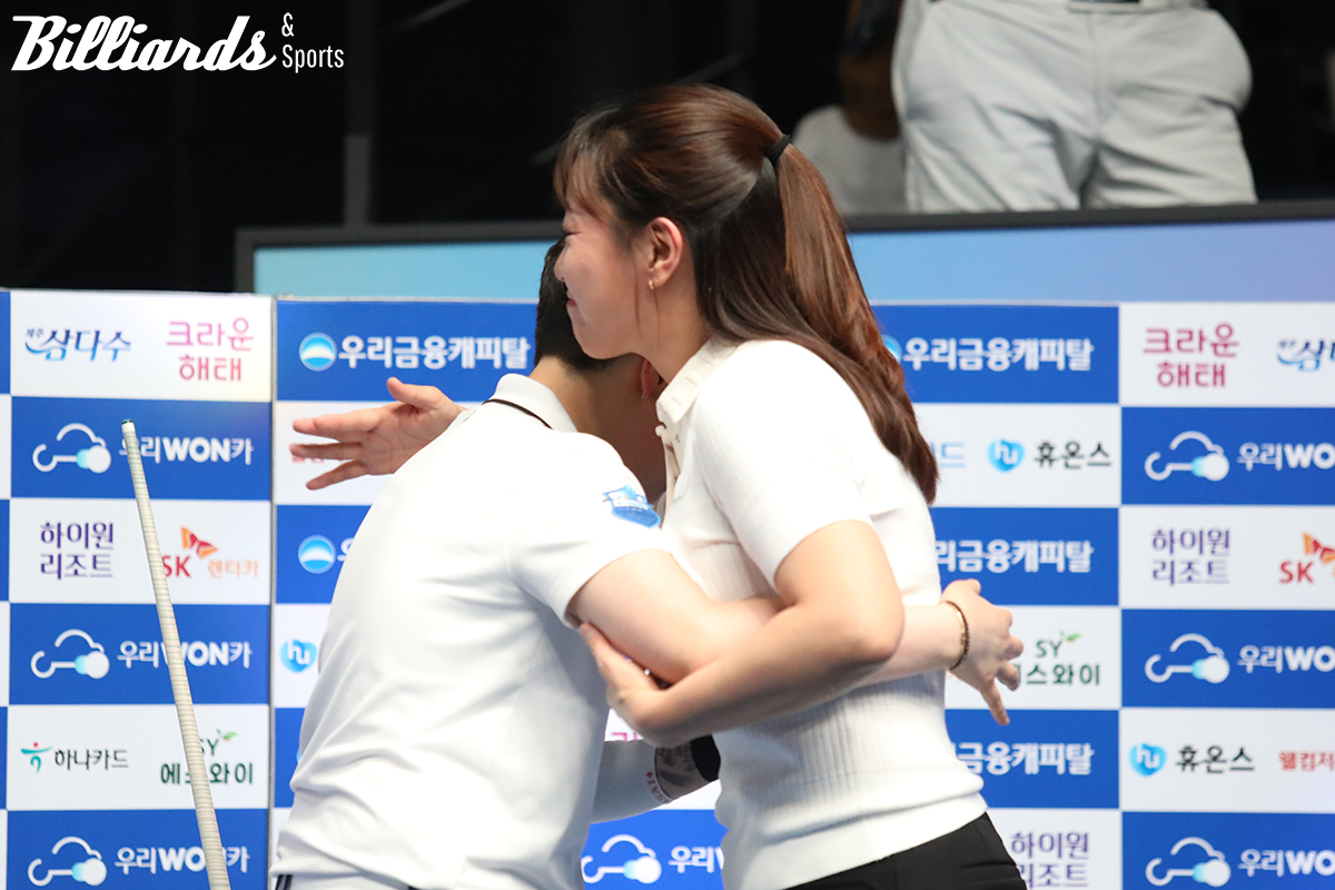 우승 후 우는 김세연을 먼저 다가가 안아주는 임경진.