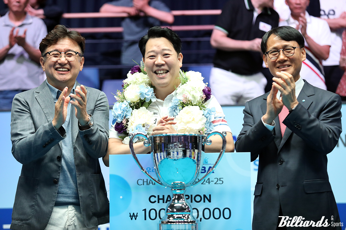 우승자 강동궁과 PBA 장상진 부총재(왼쪽), 우리금융캐피탈 정연기 대표(오른쪽).