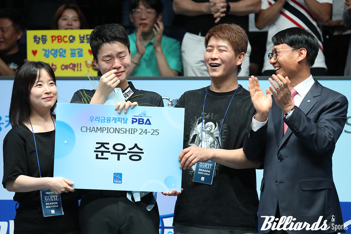 부모님과 함께 준우승 시상식 기념시진을 찍던 김영원이 눈물을 흘리고 있다. 맨 오른쪽은 우리금융캐피탈 정연기 대표.  사진=고양/이용휘 기자