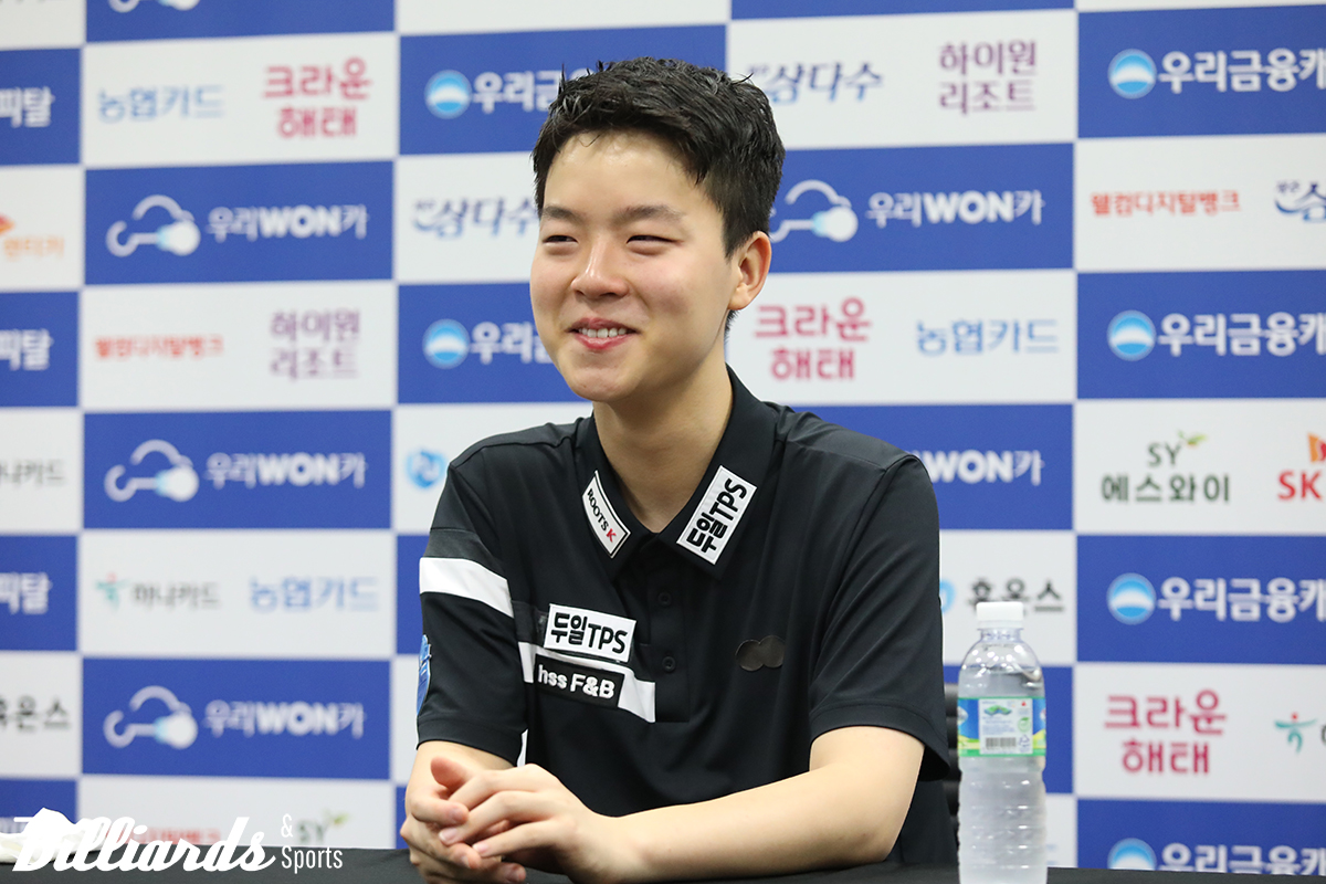 밝은 미소로 공식 기자회견에 임한 김영원.