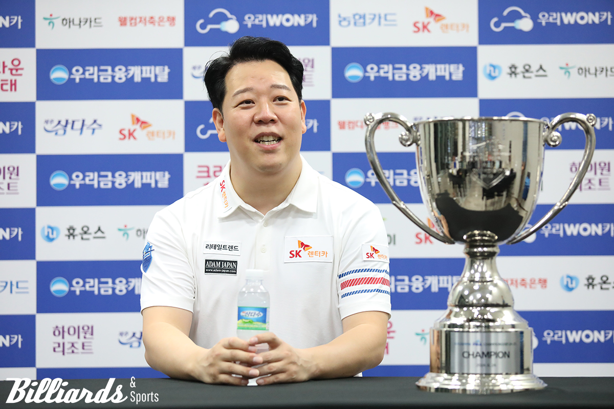 우승 후 기자들 앞에 앉아 우승 소감을 전하고 있는 강동궁.