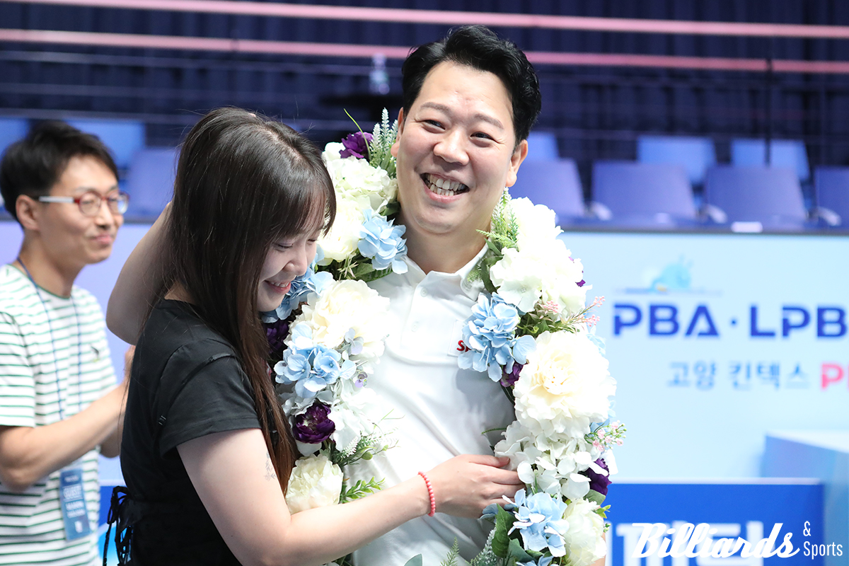 강동궁이 시상식 후 아내와 우승의 기쁨을 나누고 있다.