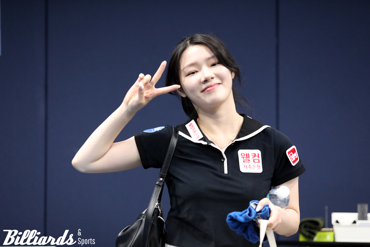 프로당구 데뷔전 첫 경기 PPQ에서 어렵게 승리한 김도경이 밝은 모습으로 V를 그려 보이고 있다.