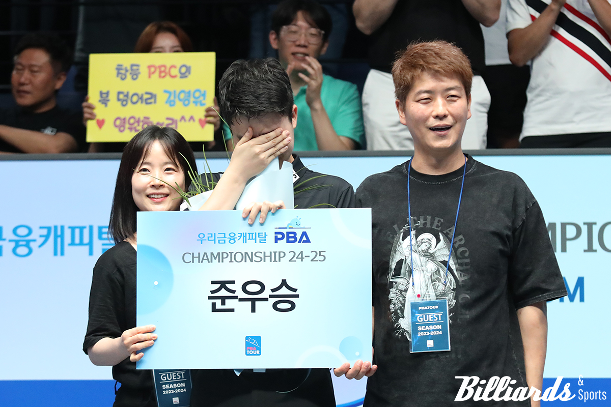 준우승 시상식에서 부모님과 사진 촬영 도중 결국 울음을 터트린 김영원. 