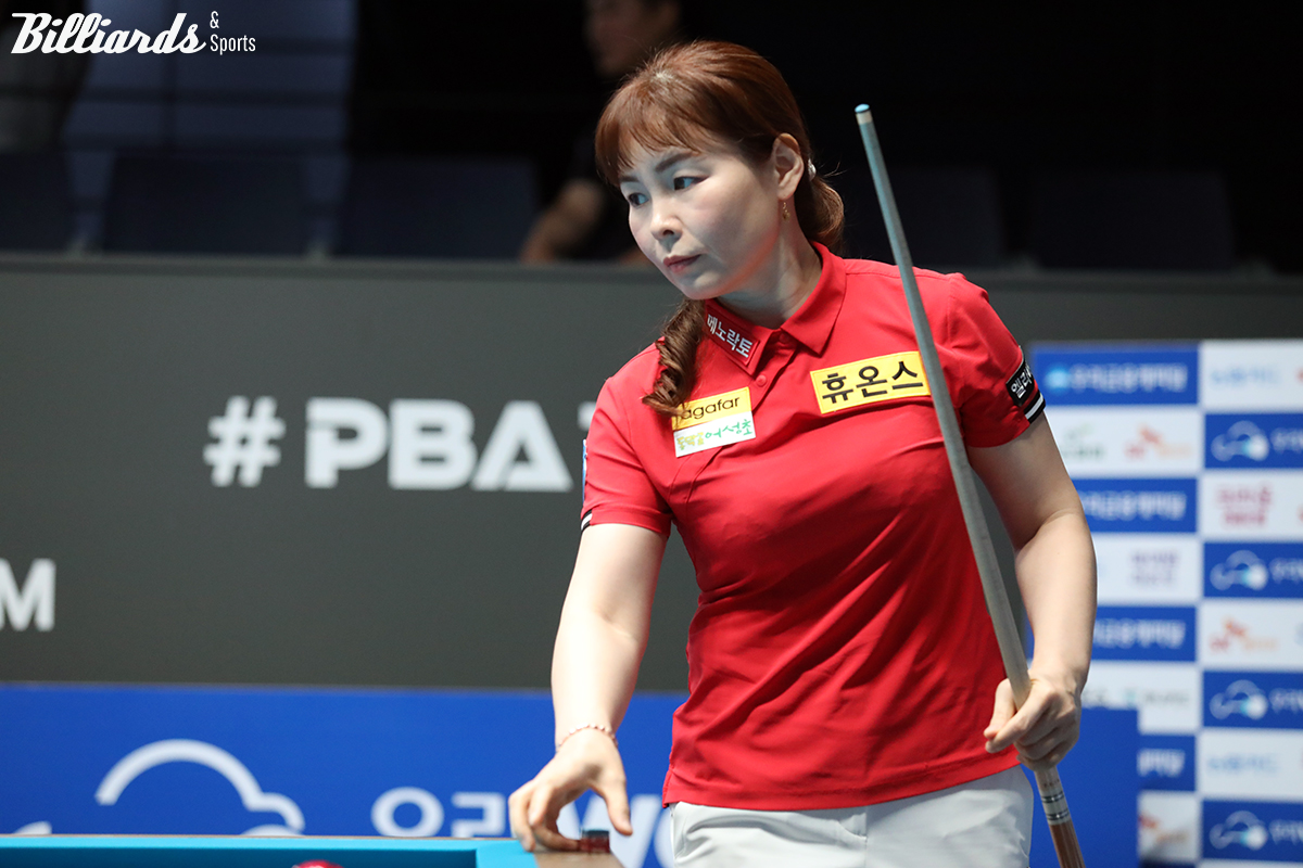 '여자 3쿠션 세계챔피언' 이신영(휴온스)은 2차 투어 첫 경기에서 애버리지 1.250으로 'LPBA 최연소(2007년생)' 이효제를 꺾었다.