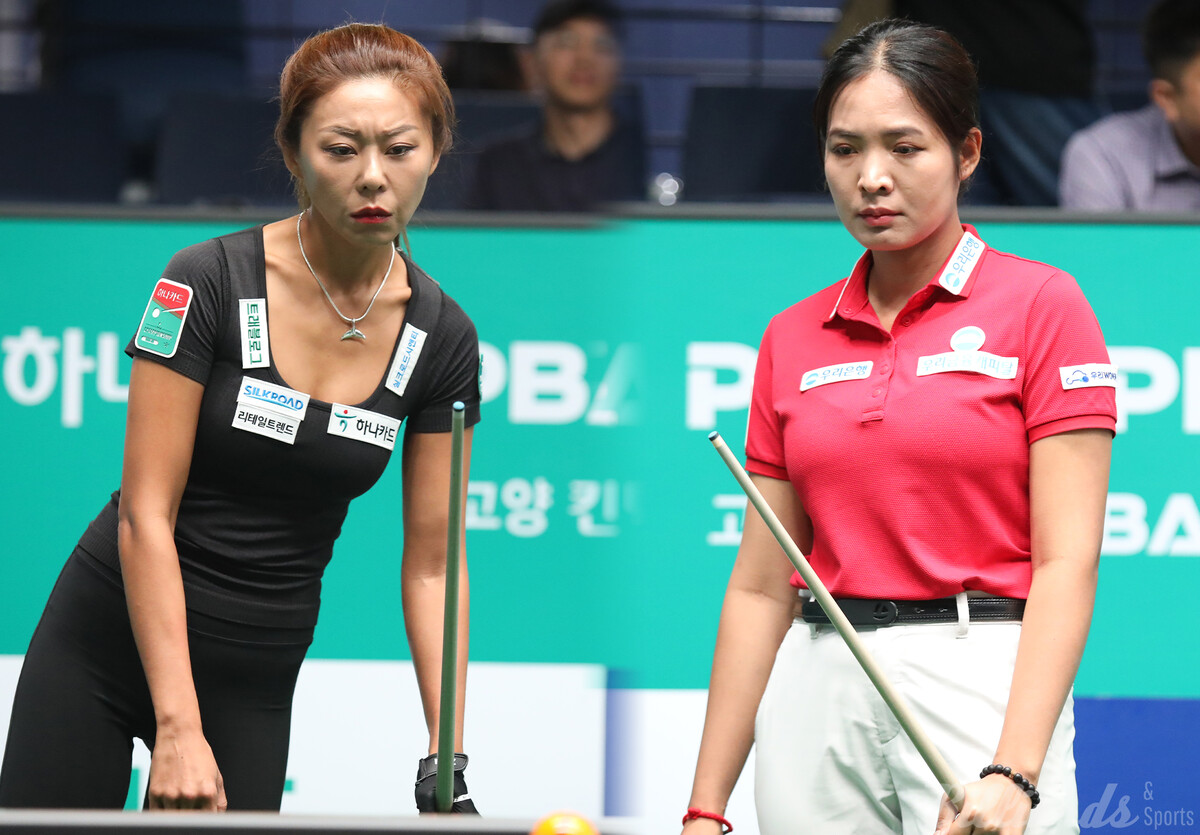 김가영(하나카드·왼쪽)과 스롱 피아비(우리금융캐피탈)이 2차 투어 '하나카드 LPBA 챔피언십' 64강전에서 동반 탈락하는 이변이 연출되면서 이번 2차 투어 우승컵은 새로운 주인공을 맞을 준비를 하고 있다.  사진=고양/이용휘 기자