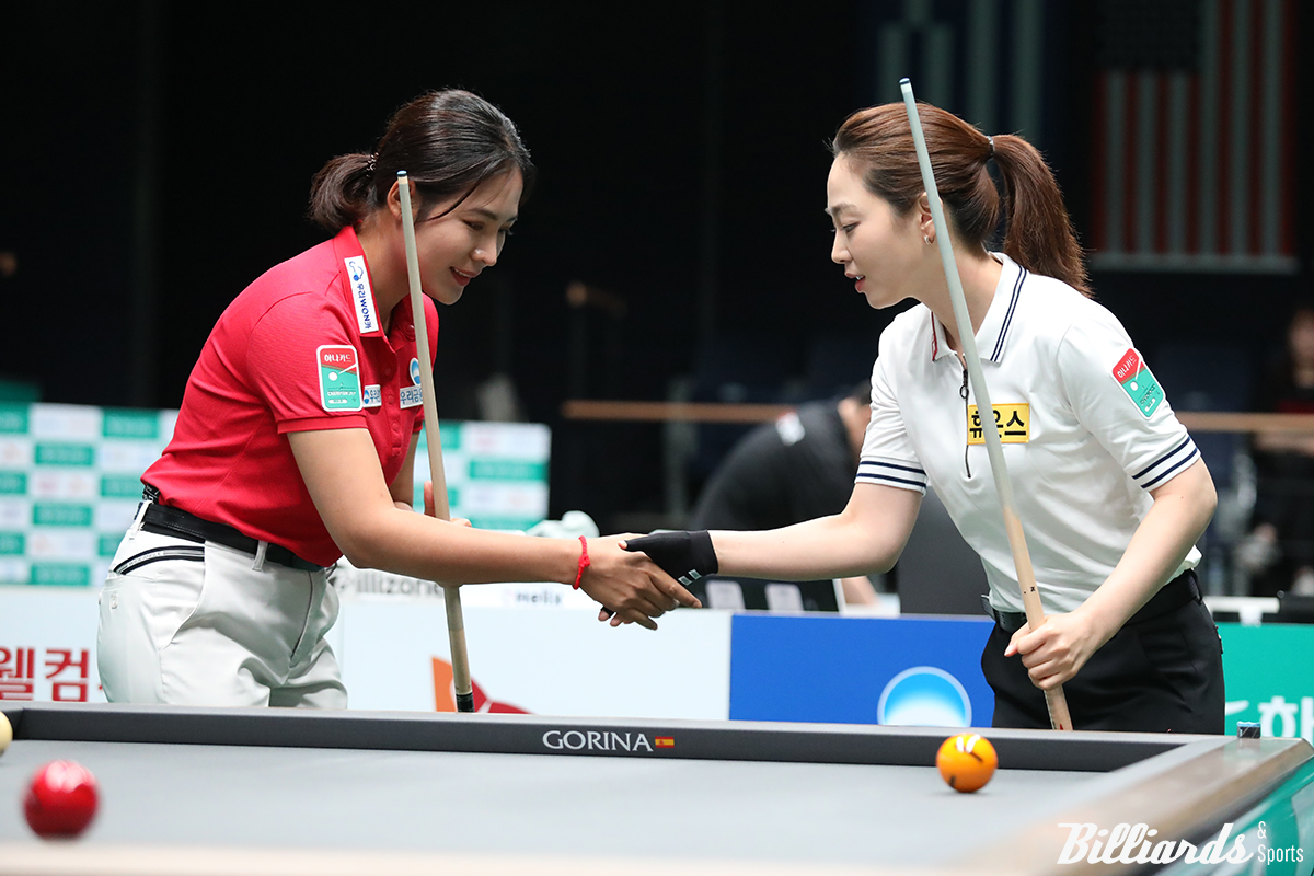 사상 첫 대결을 벌인 스롱과 차유람. 두 선수가 경기 전 악수를 하고 있다.