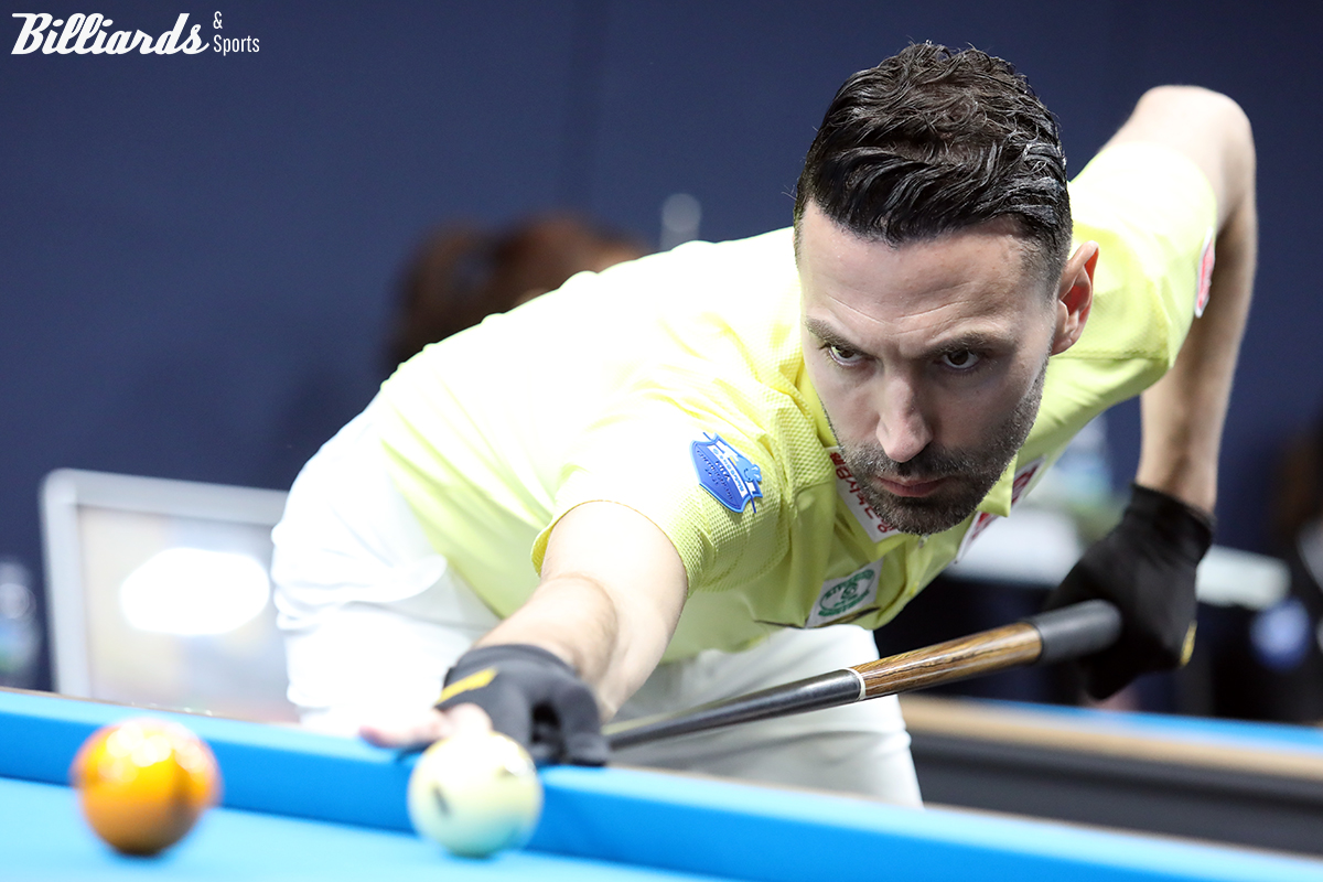 카시도코스타스는 아마추어 시절 오른손으로 세계를 제패했고, 프로에 와서는 왼손으로 초대 챔피언에 오르며 양손 모두로 세계 정상을 차지하는 전무후무한 기록을 세웠다.