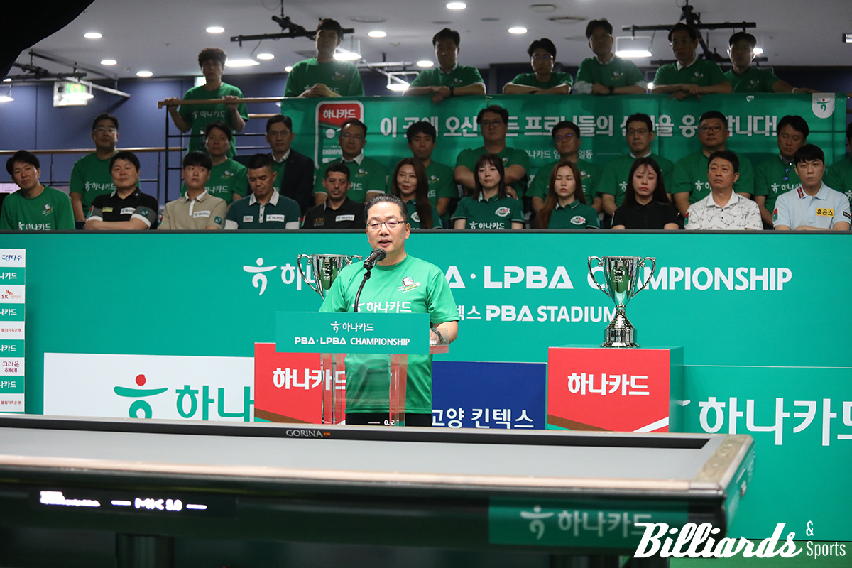 환영사를 전하는 하나카드의 이호성 사장 뒤로 개회식에 참석한 선수들의 모습이 보인다.