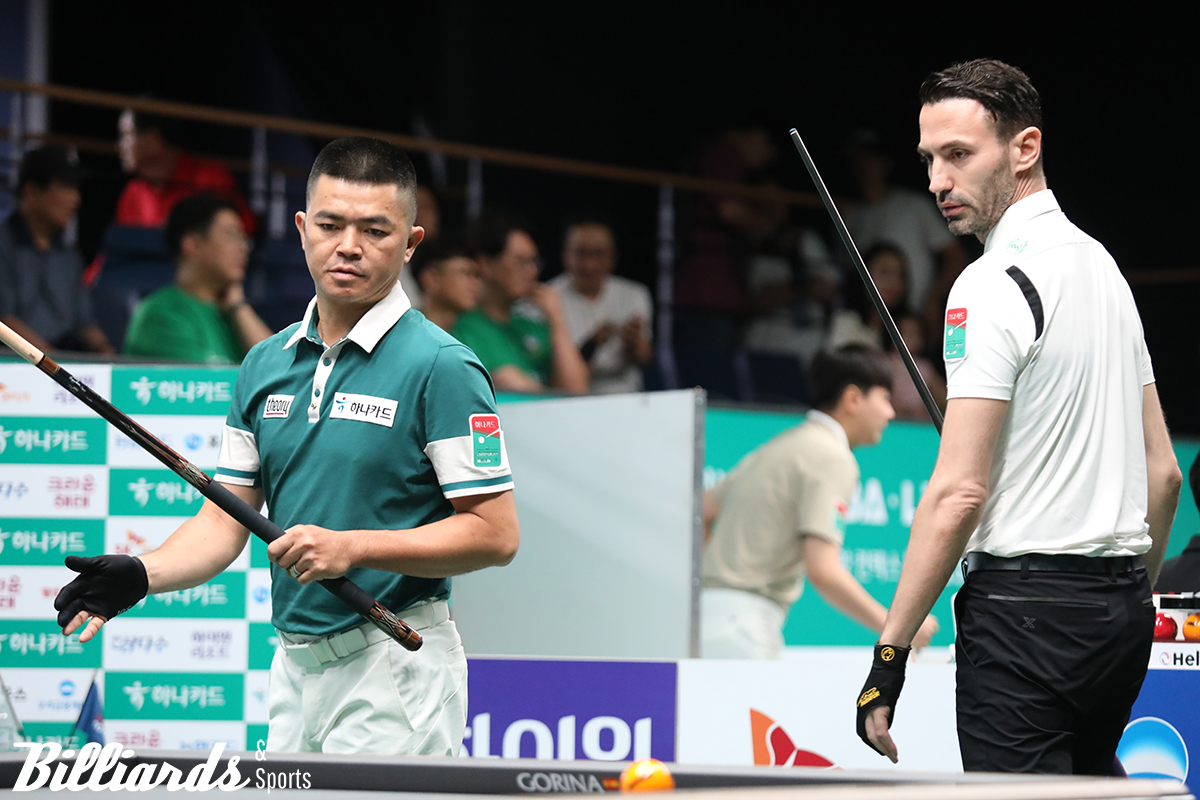 뱅킹 후 결과를 지켜보는 응우옌꾸옥응우옌(좌)과 필리포스 카시도코스타스(우)