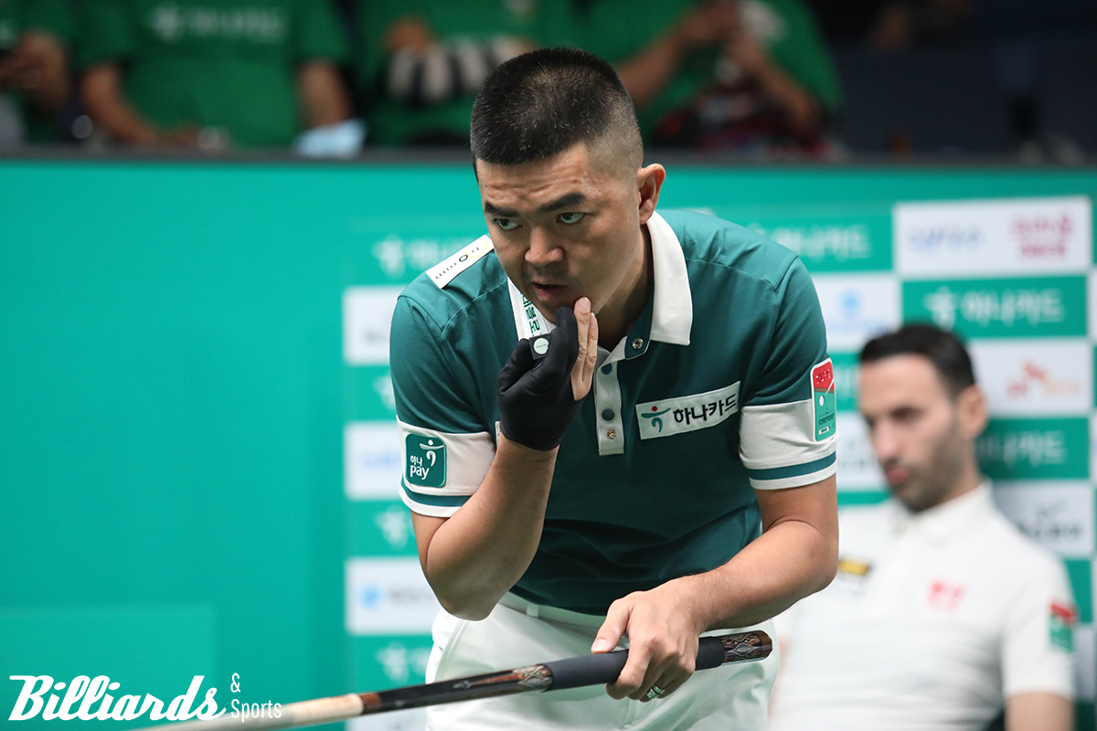 세트스코어 2-2로 팽팽한 접전을 벌이고 있는 응우옌꾸옥응우옌