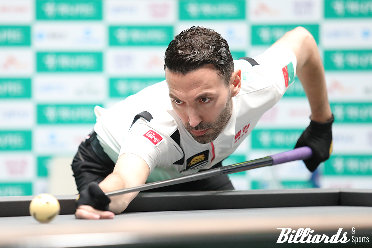 2차 투어 첫 경기에서 '옛 동료' 응우옌꾸옥응우옌과 대결 중인 필리포스 카시도코스타스