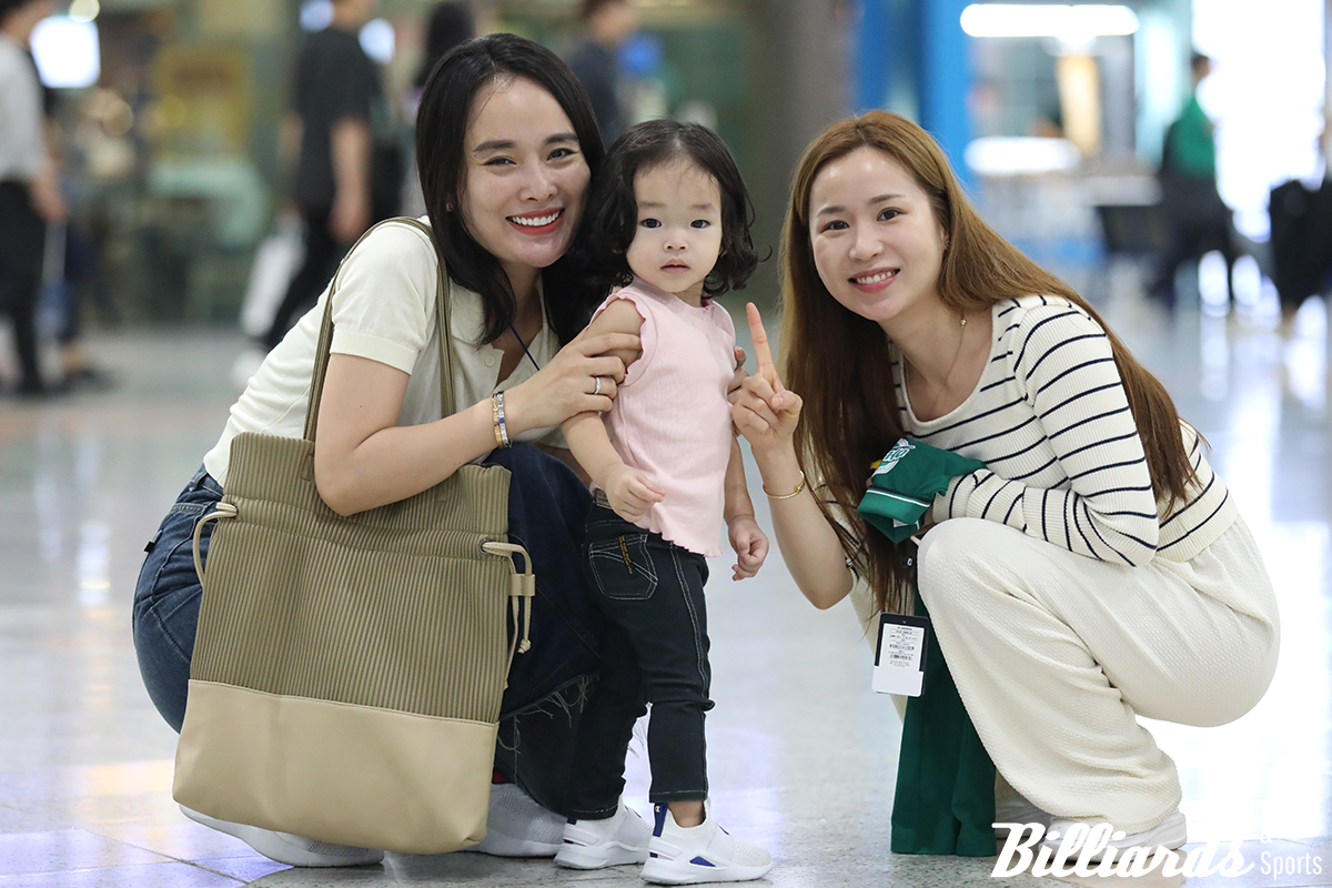 응우옌꾸옥응우옌을 응원하러 경기장을 찾은 응우옌의 부인과 딸 벨라, 그리고 팀 동료 김진아.