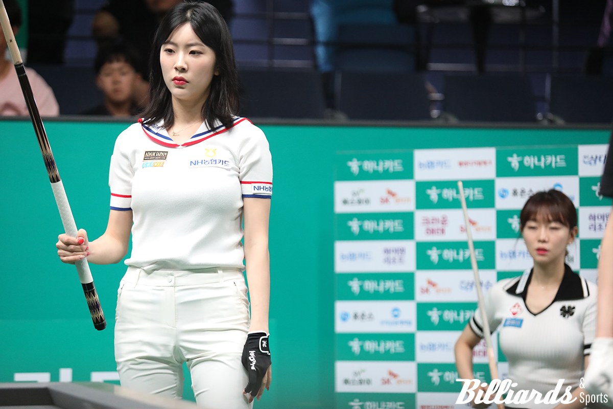 김보라와 경기 중에 생각에 잠긴 정수빈