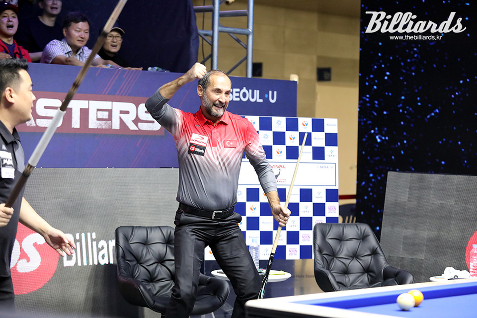 2019년 넥센타이어 후원으로 열린 '2019 서울 서바이벌 3쿠션 마스터스'에서 15년 만에 세계대회 우승을 차지한 세미 사이그너가 환호하고 있다. 사진=빌리어즈앤스포츠 DB