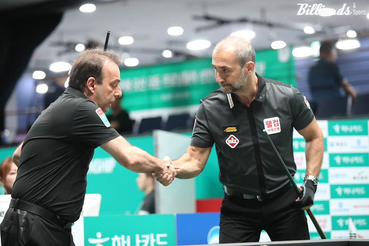 경기 시작 전에 악수를 나누는 산체스와 사이그너.