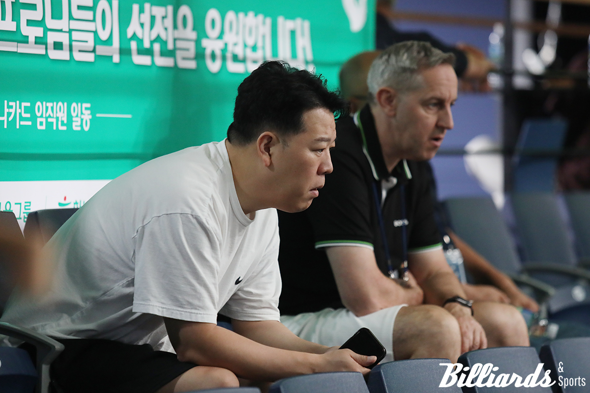 여자부 LPBA 투어 8강전을 관람 중인 강동궁 