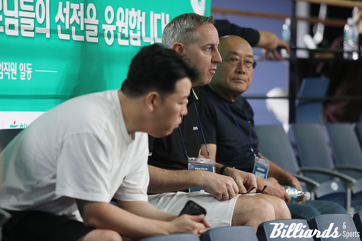 강동궁과 함께 강지은-임정숙의 경기를 지켜보고 있는 에디 레펀스