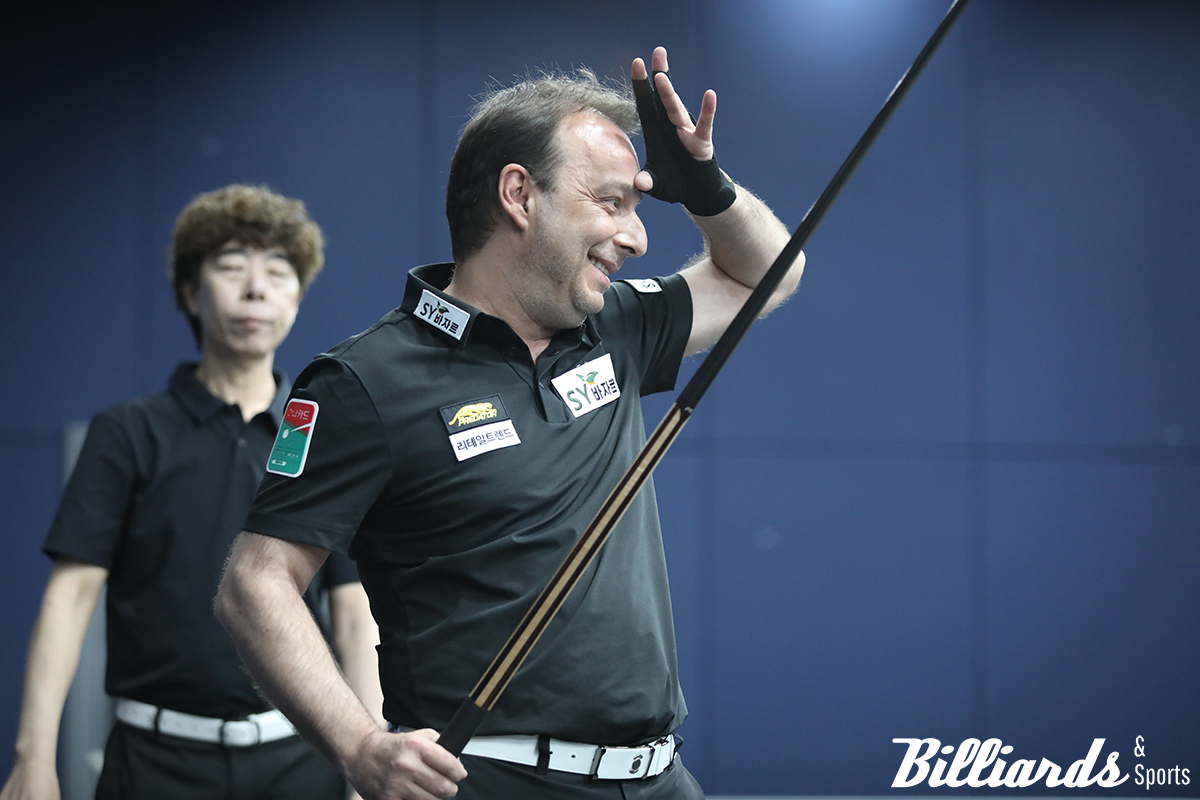 오구 파울 후 멋쩍게 웃는 다니엘 산체스. 사진=고양/이용휘 기자