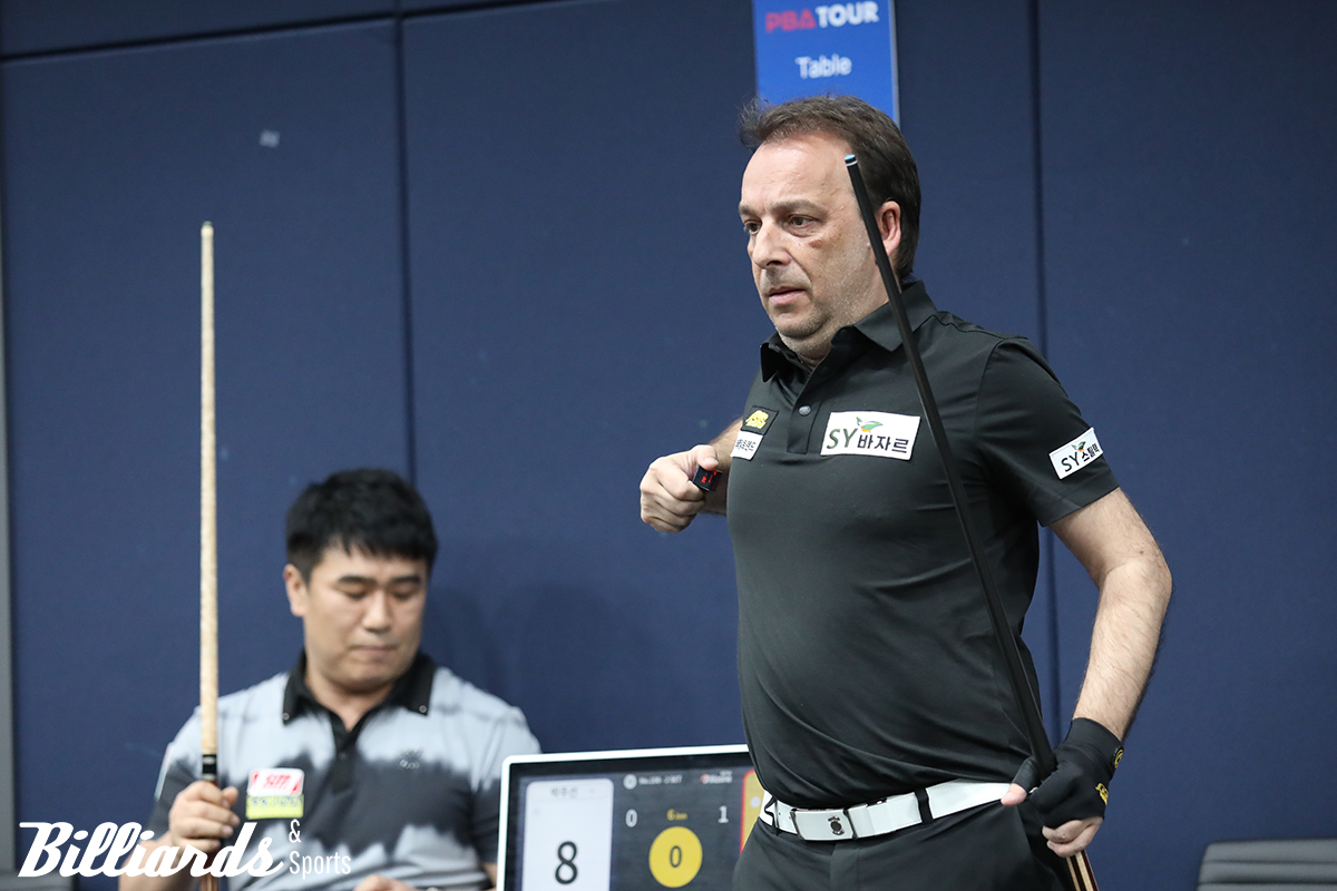 긴장감을 이겨보려는 듯 기지개를 켜는 다니엘 산체스.