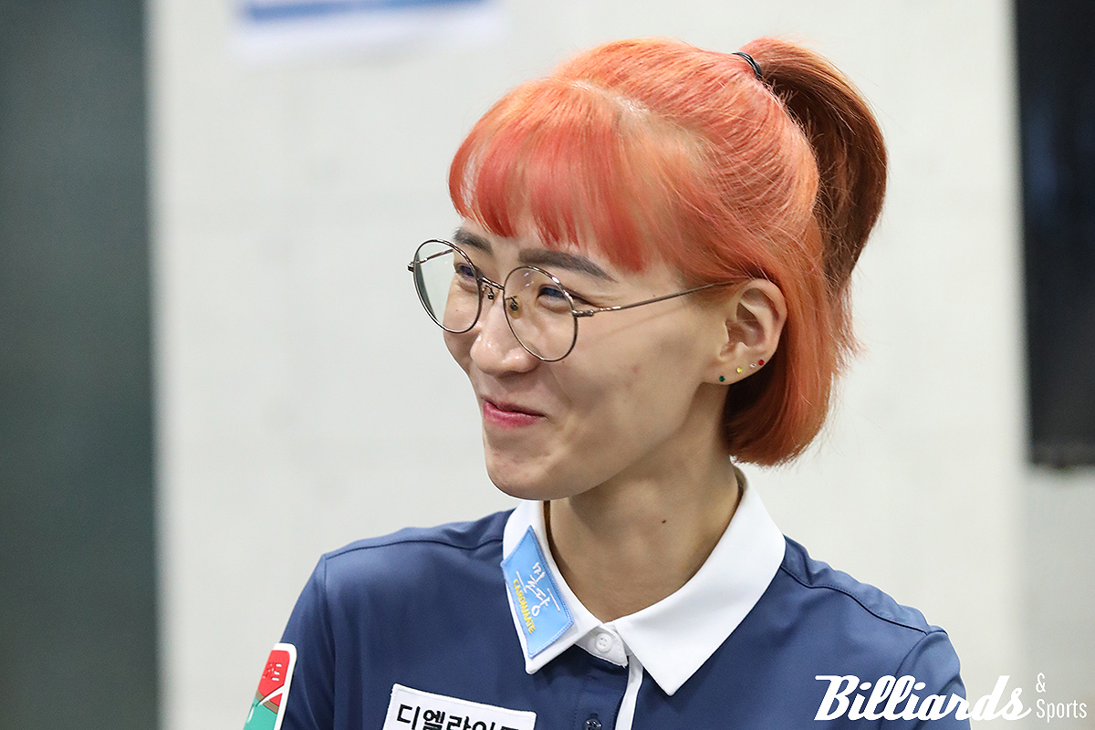 밝은 표정으로 인터뷰를 하고 있는 김다희