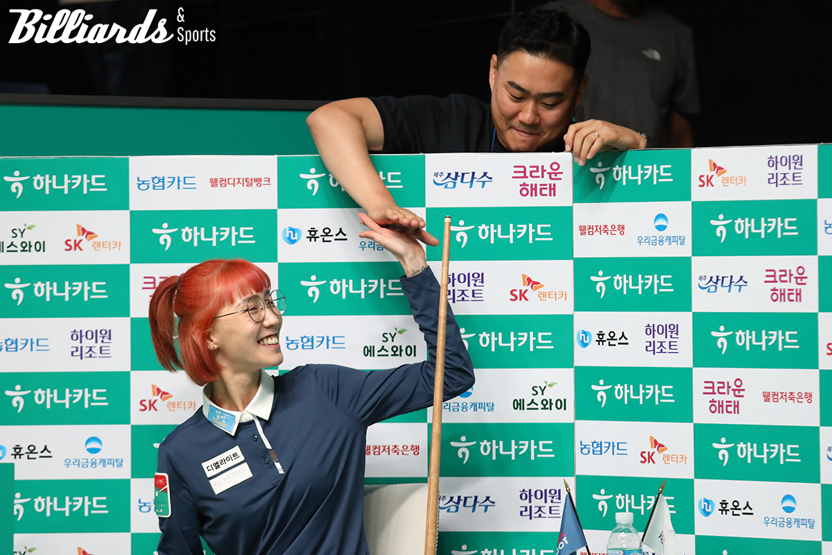 8강전 승리 후 지인과 하이파이브를 하고 있는 김다희.