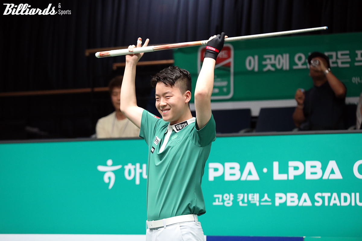 '16세 소년' 김영원이 2차 투어 '하나카드 PBA 챔피언십' 16강전에서 신정주(하나카드)에게 패배 2점을 남겨두고서 끝내기 7점타를 터트려 극적인 역전승을 거두고 8강에 진출했다. 사진은 16강전에서 역전승 후 두 팔을 들고 기뻐하는 김영원.  사진=고양/이용휘 기자