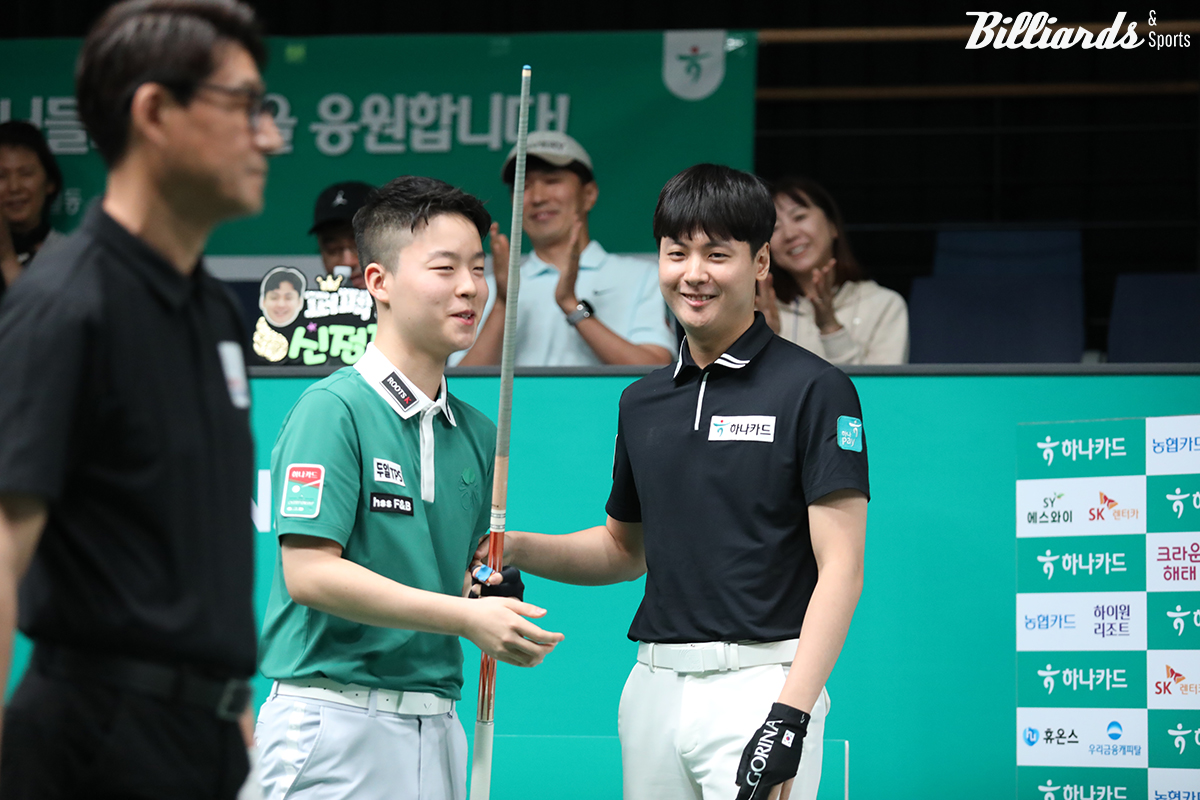 명승부를 마치고 인사를 나누는 김영원(왼쪽)과 신정주.