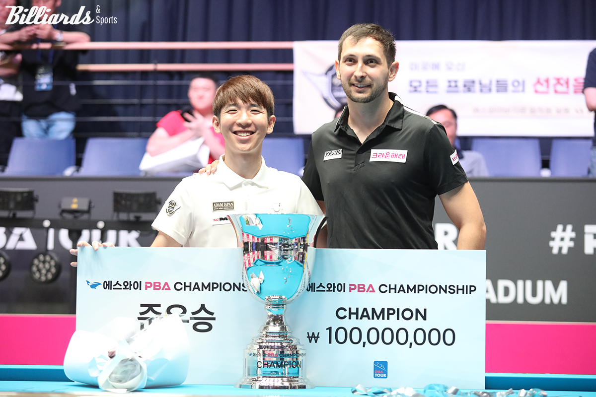 지난 시즌 4차 투어 '에스와이 PBA 챔피언십'에서 준우승한 모리. 이번 대회 8강에서 당시 모리를 꺾고 우승한 다비드 마르티네스(크라운해태·오른쪽)가 안토니오 몬테스(NH농협카드)와의 대결에서 승리하면, 두 선수의 리벤지 매치가 성사된다.