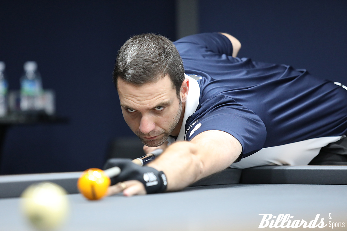 하나카드 챔피언십 디펜딩 챔피언 하비에르 팔라손이 김영원을 꺾고 4강에 진출해 타이틀 방어에 한 발 더 다가섰다.