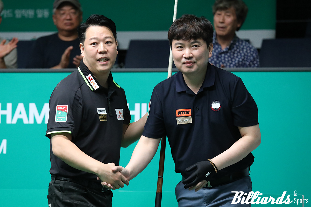 8강전 경기가 끝난 후 악수를 나누는 강동궁과 원호수.