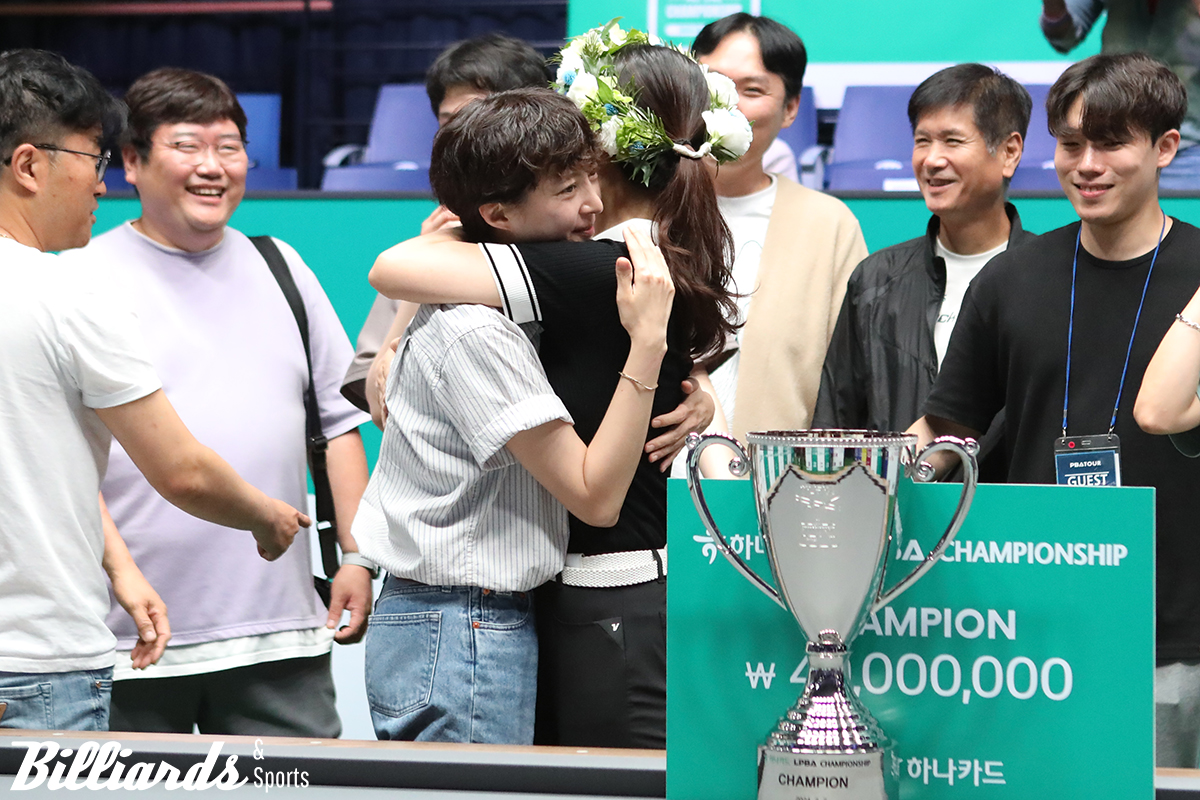 친한 동료 선수인 임정숙과 포옹하고 있는 김상아.