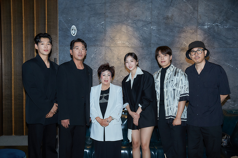 최석자 전 스튜어디스(가운데)와 배우 하정우, 여진구, 채수빈 등이 기념 사진을 찍고 있다. 