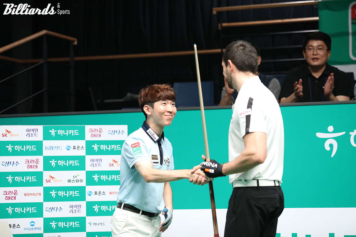 경기 후 악수를 나누는 두 선수.