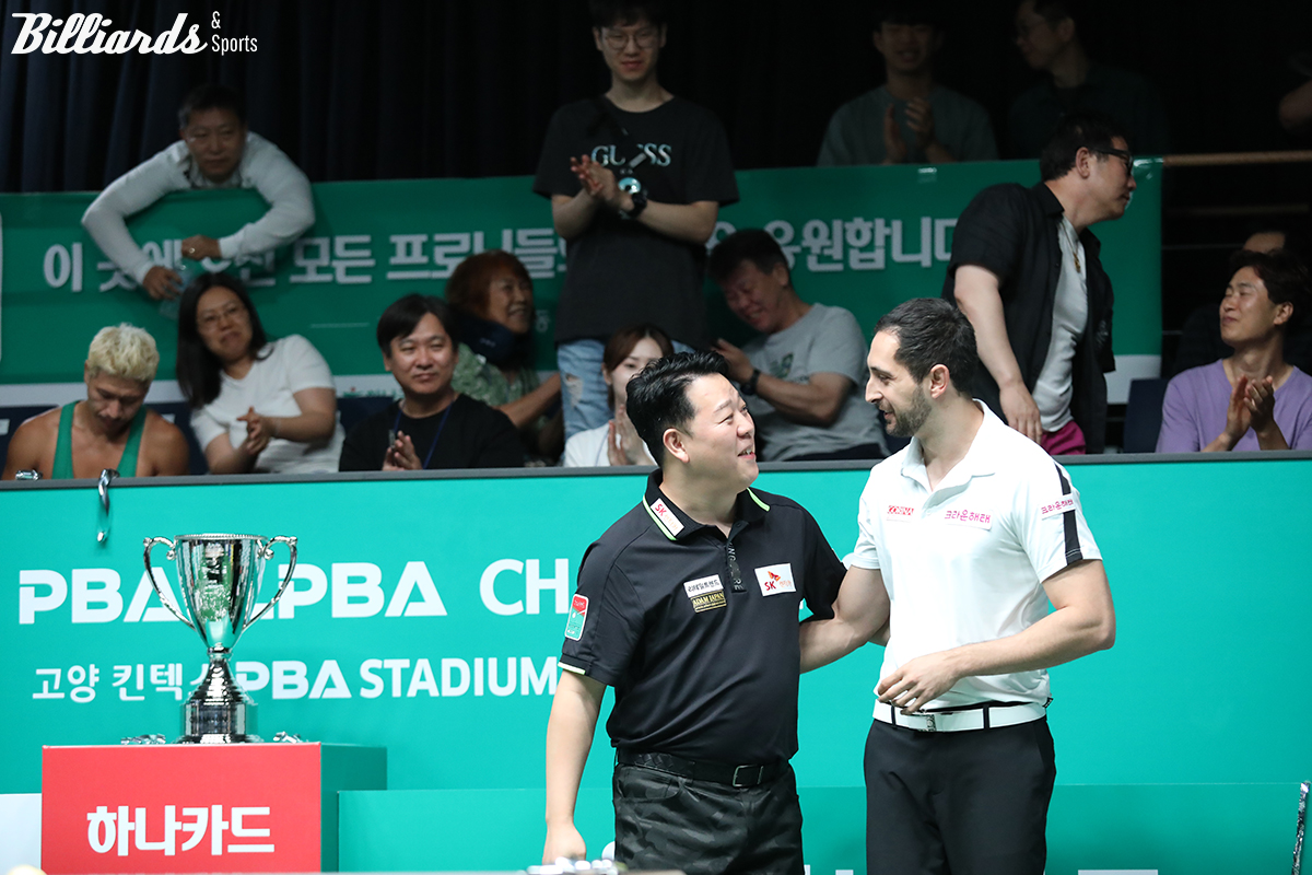강동궁은 통산 4승 달성까지 2보 앞에서 아쉽게 실패했다. 결승전 후 마르티네스의 우승을 축하하는 강동궁.