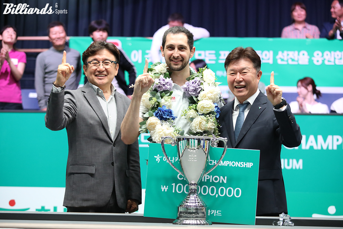 우승자 마르티네스(가운데)와 PBA 장상진 부총재(왼쪽). 하나카드 이완근 그룹장(오른쪽).