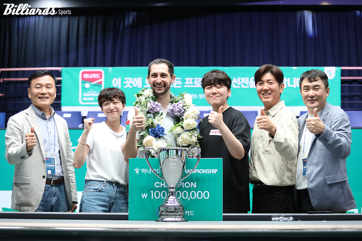 소속 팀 크라운해태 기종표 단장(맨 왼쪽)과 동료 선수들의 축하를 받고 있는 마르티네스.