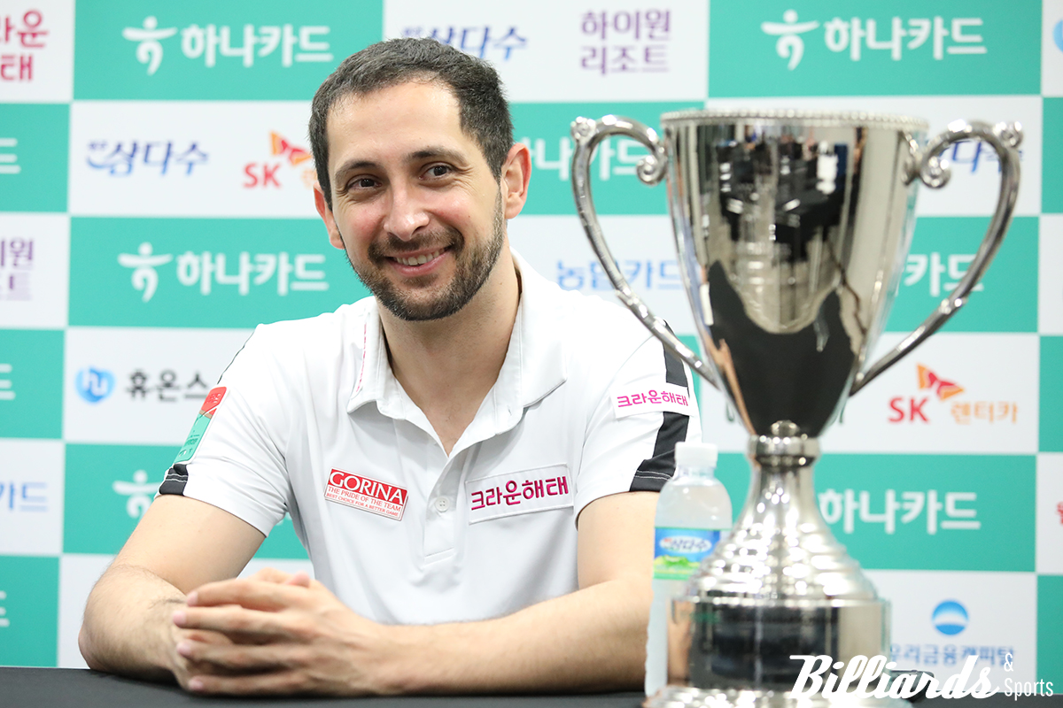 우승 후 프레스룸에서 기자들의 질문에 답하고 있는 다비드 마르티네스.