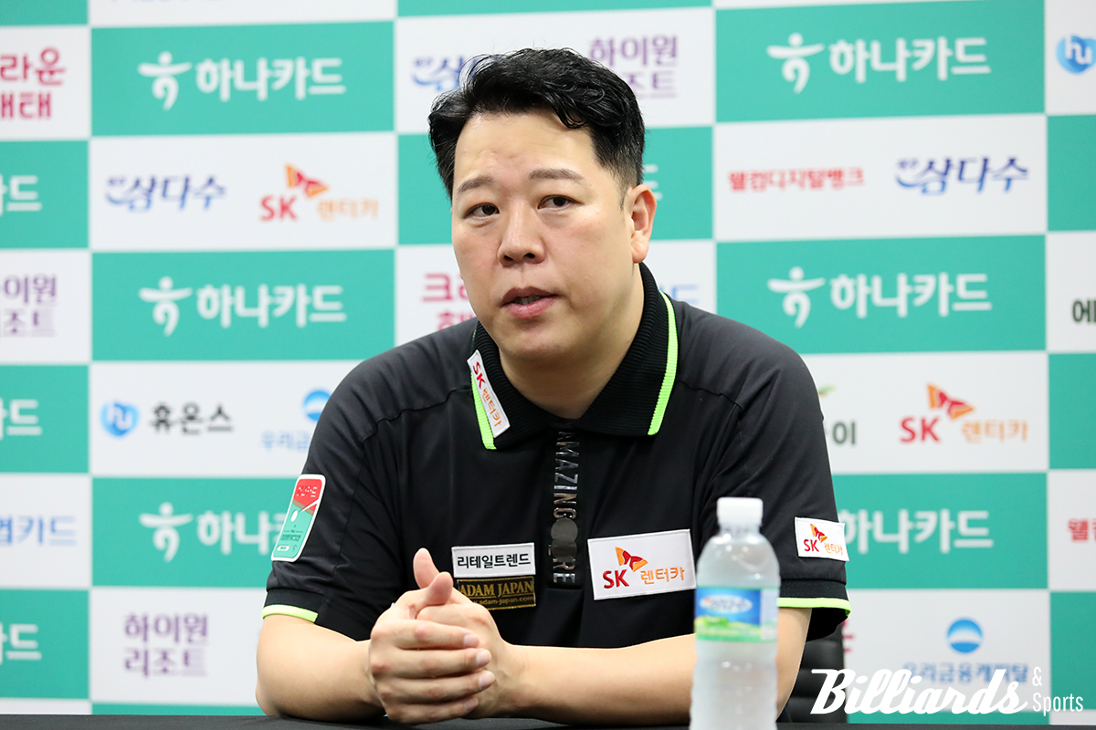 결승전 후 기자회견을 하는 강동궁