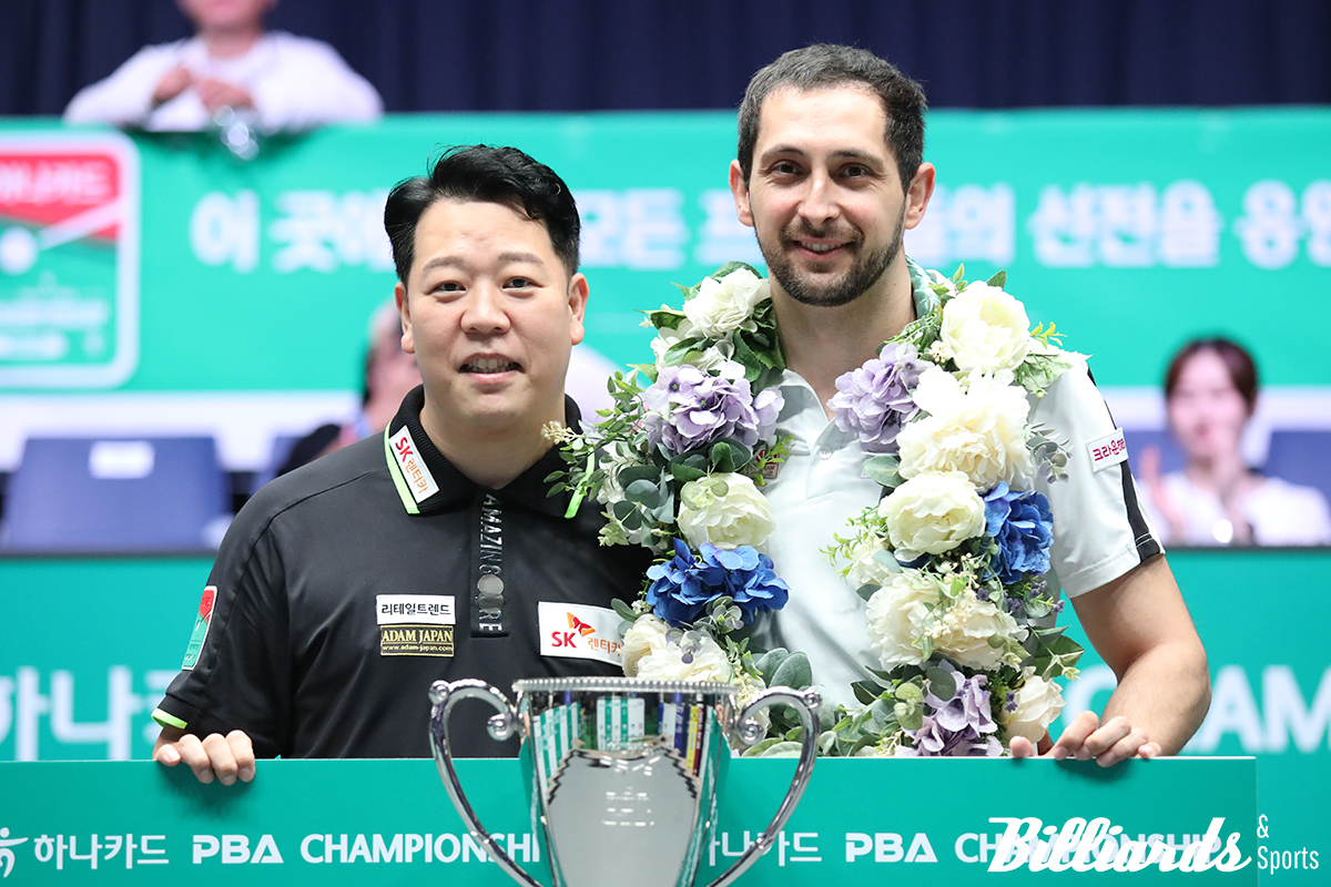 이번 '하나카드 PBA 챔피언십' 우승자 다비드 마르티네스(우)와 준우승자 강동궁(좌)이 기념사진을 찍고 있다.