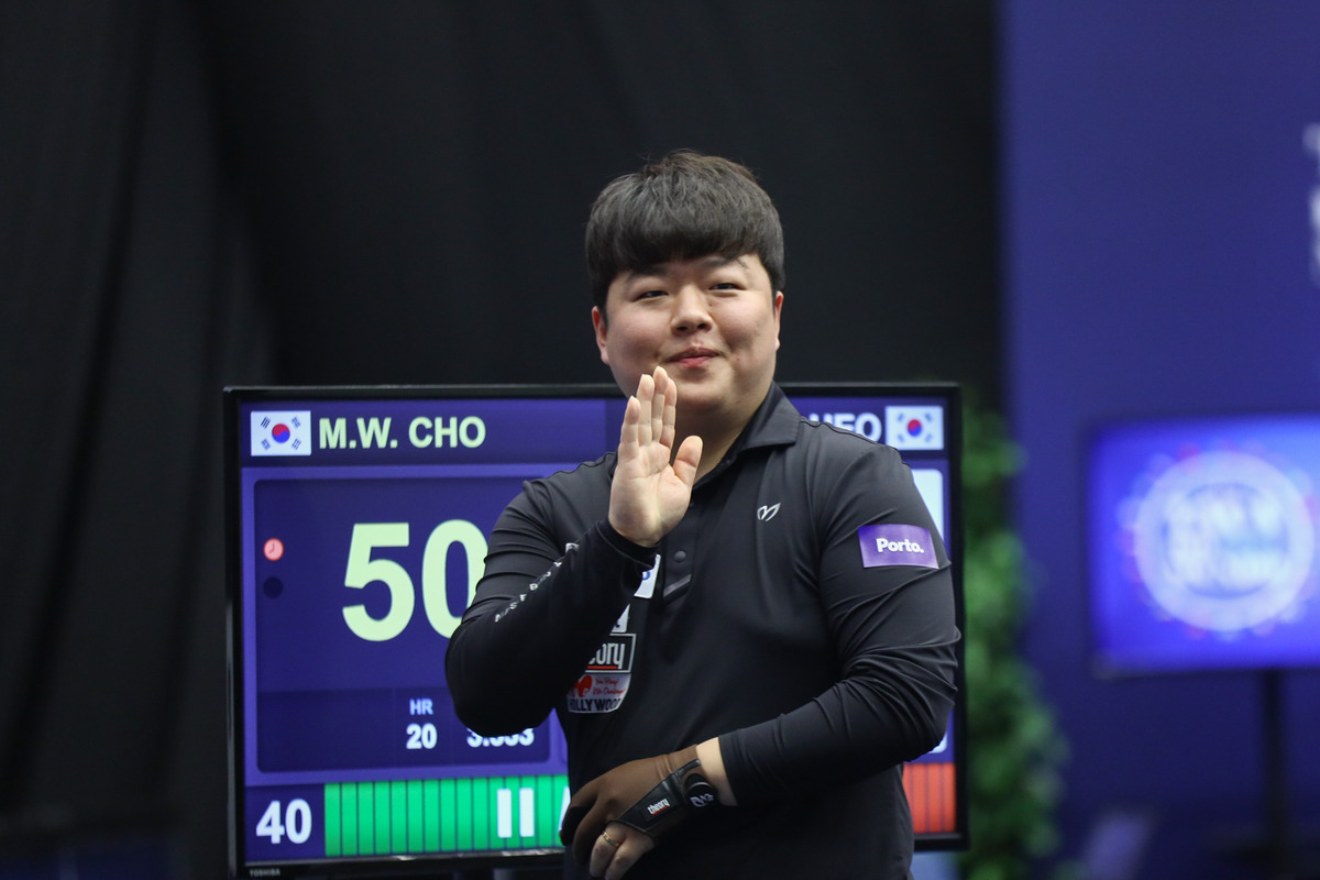 한국의 조명우(실크로드시앤티-서울시청)가 '포르투 3쿠션 당구월드컵' 8강전에서 허정한(경남)을 상대로 '하이런 20점'의 장타를 쏟아내며 준결승에 진출했다.  사진=SOOP 제공