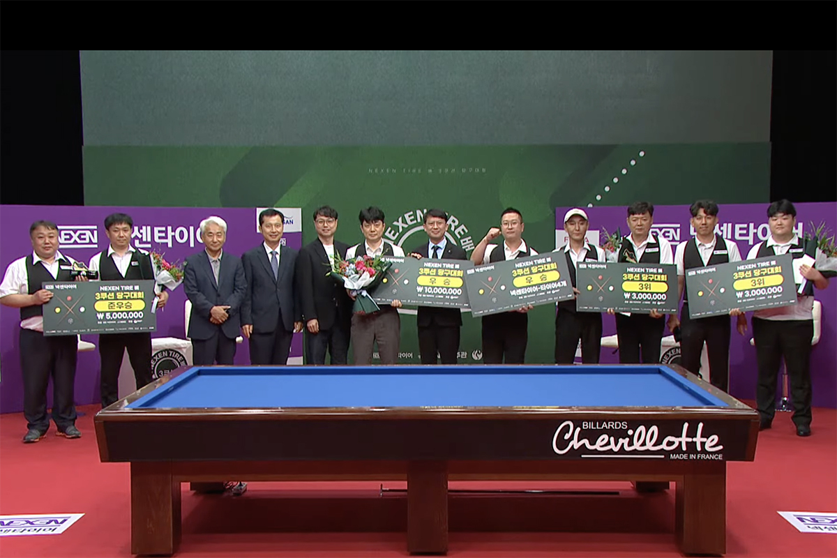 입상한 선수들과 대회 스폰서 및 관계자들. 