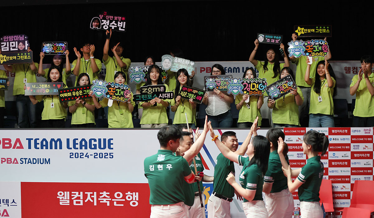 NH농협은행 대학생 봉사단 'N돌핀'의 응원을 받는 NH농협카드 선수단