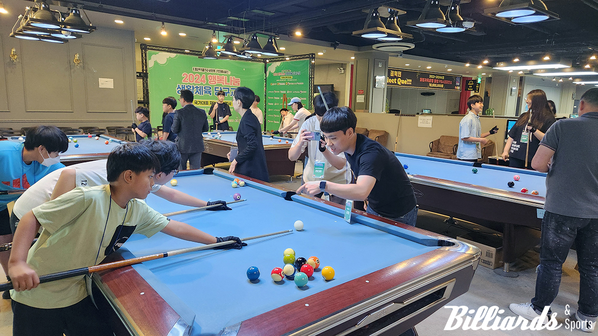 학생들에게 설명해주고 있는 포켓볼 국가대표 고태영.